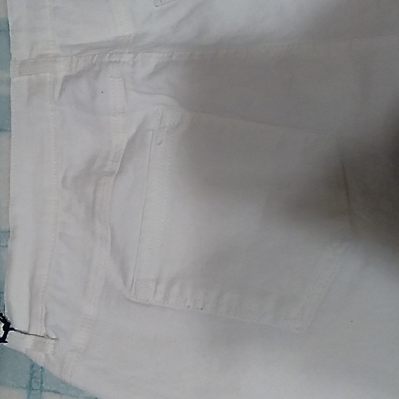 🌷🪻🌺 White DG2 Jeans with distress in knee area.   NWT. 18W - Picture 17 of 17